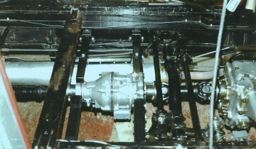 Hier is het J-type in een chassis gemonteerd Hier is het J-type in een chassis gemonteerd